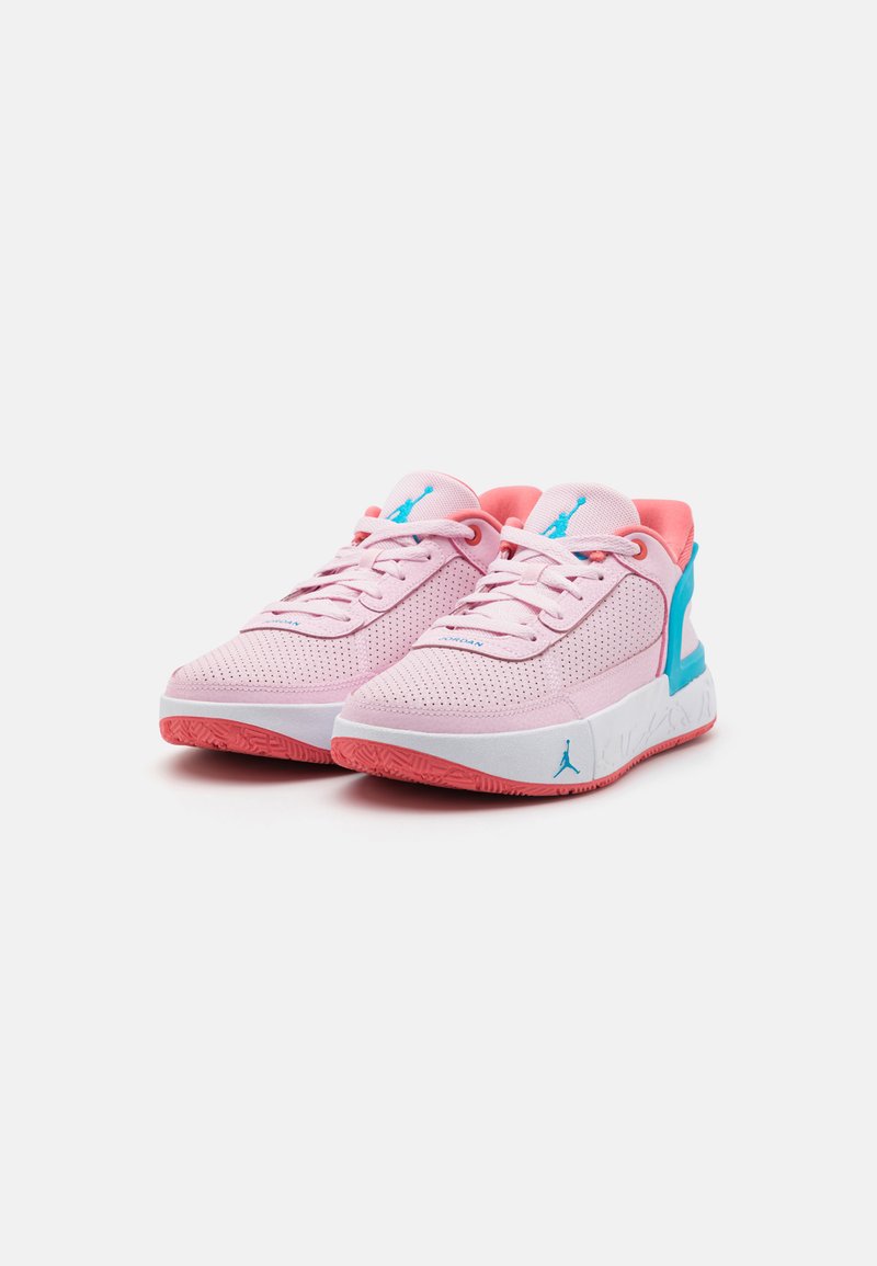 Scarpe da ginnastica rosa con tomaia in rete, accenti blu a contrasto e suola in gomma rosa. Presentano perforazioni per la traspirabilità e un sistema di allacciatura.