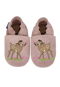Roze slipper met een zachte, textuurachtige oppervlakte. Bevat een geborduurd ontwerp van een reebekje en een vlinder, groene gras, en roze bloemen. Gesloten achterzijde stijl.