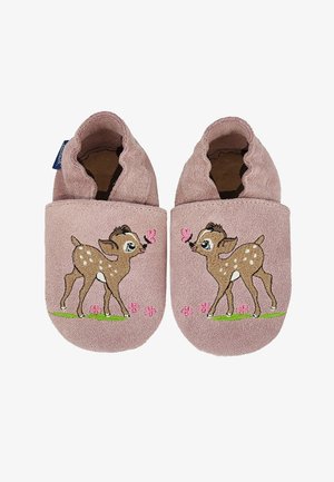 Roze slipper met een zachte, textuurachtige oppervlakte. Bevat een geborduurd ontwerp van een reebekje en een vlinder, groene gras, en roze bloemen. Gesloten achterzijde stijl.