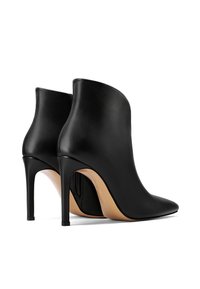 Stivali alla caviglia in pelle nera con punta a punta, tacco a stiletto alto e cerniera laterale, caratterizzati da una trama liscia e una silhouette elegante.