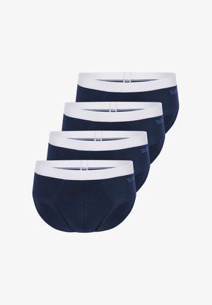 Vier marineblaue Slips mit weißen elastischen Bunds, diagonal übereinander gestapelt auf weißem Hintergrund.