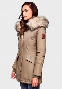 Beige parka jacket met een faux fur- gevoerde capuchon, zijzakken en een badge op de mouw. Getextureerde stof met een gladde afwerking.