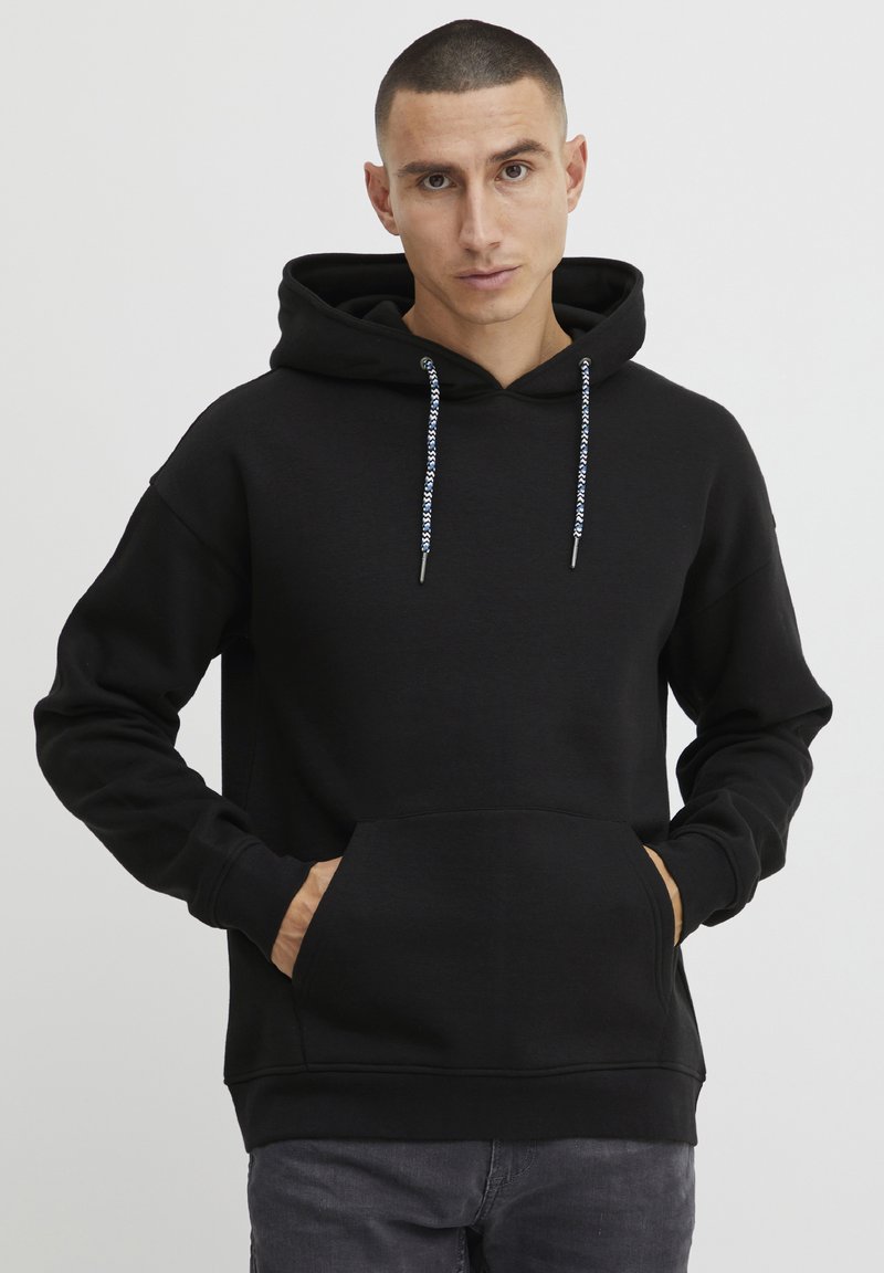 Sudadera negra con bolsillo canguro, capucha con cordón que presenta acentos trenzados en azul y blanco, y puños acanalados en las mangas y el dobladillo.