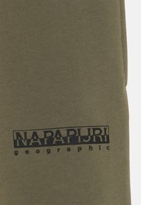 Olive zaļš kokvilnas džempers ar melnu drukātu logo "NAPAPIJRI geographic" priekšpusē. Gluda tekstūra ar ribām.