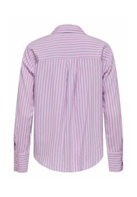 Chemise à manches longues rose clair avec fines rayures bleues. Comprend un empiècement dos, des poignets boutonnés et un ourlet arrondi. Tissu en coton, texture lisse.