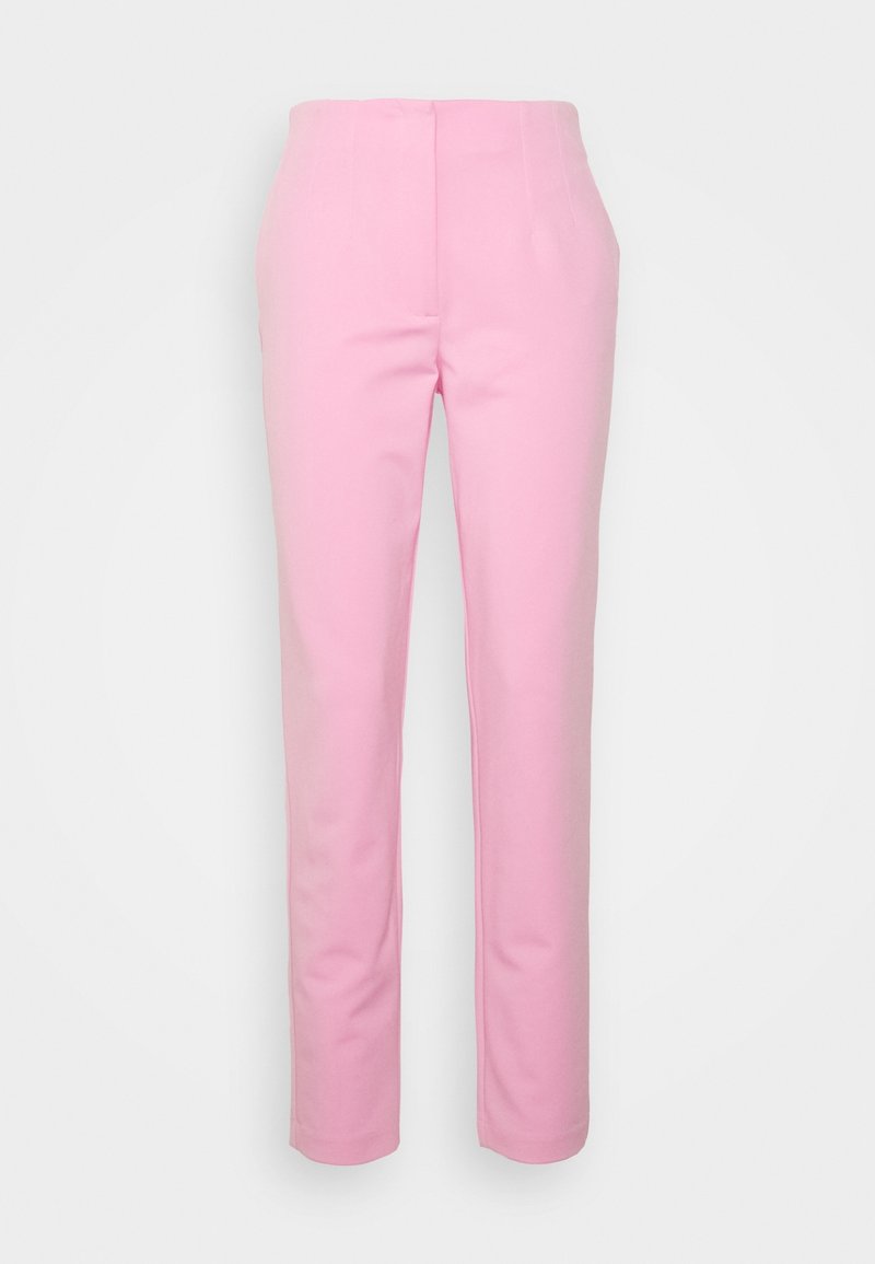 Pantalon ajusté rose avec une coupe droite, fabriqué en tissu léger. Présente des coutures avant et sans poches visibles.
