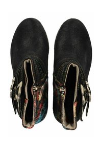 Stivali alla caviglia in suede nero con accenti in tessuto floreale colorato, chiusure con zip e minuteria metallica decorativa. Texture liscia e design a punta arrotondata.