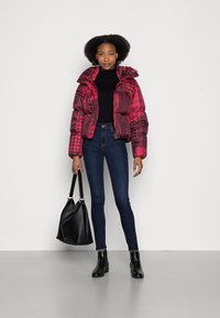 Tommy Hilfiger ICON PRINTED PUFFER - Casaco de penas - red