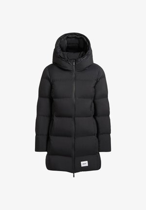 Schwarze Pufferjacke mit hohem Kragen, Reißverschluss und Markenpatch. Verfügt über ein gestepptes Design und einen leicht lockeren Schnitt für zusätzliche Wärme.