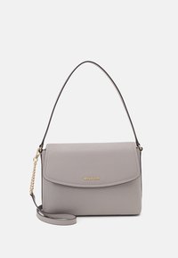Sac à bandoulière en cuir gris avec des détails en chaîne dorée et le logo "Michael Kors" sur le rabat avant, doté d'une bandoulière réglable.