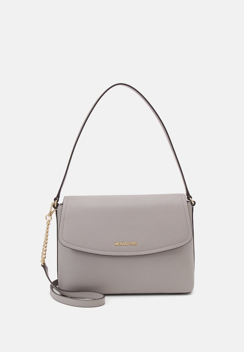 Sac à bandoulière en cuir gris avec des détails en chaîne dorée et le logo "Michael Kors" sur le rabat avant, doté d'une bandoulière réglable.