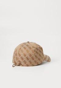 Cappello marrone con motivo, dotato di visiera curva, realizzato in tessuto testurizzato. Presenta un design con logo e una fascia sul retro per la regolazione.