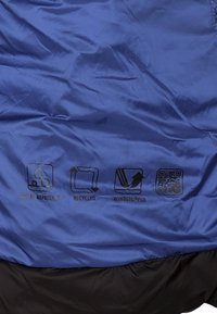 Tessuto in nylon blu con icone di impermeabilità, riciclato e windstopper. Sezione inferiore nera e dettaglio QR code. Texture liscia.
