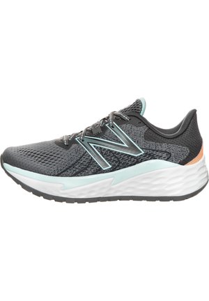 Szaro-czarny but do biegania New Balance z siateczkową cholewką, jasnoniebieskimi akcentami, białą amortyzowaną podeszwą i pomarańczowym detalem na pięcie.