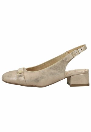 Beige leren slingback schoen met lage blokhak, vierkante neus, verstelbare gespband en gouden metalen gesp detail aan de voorkant.