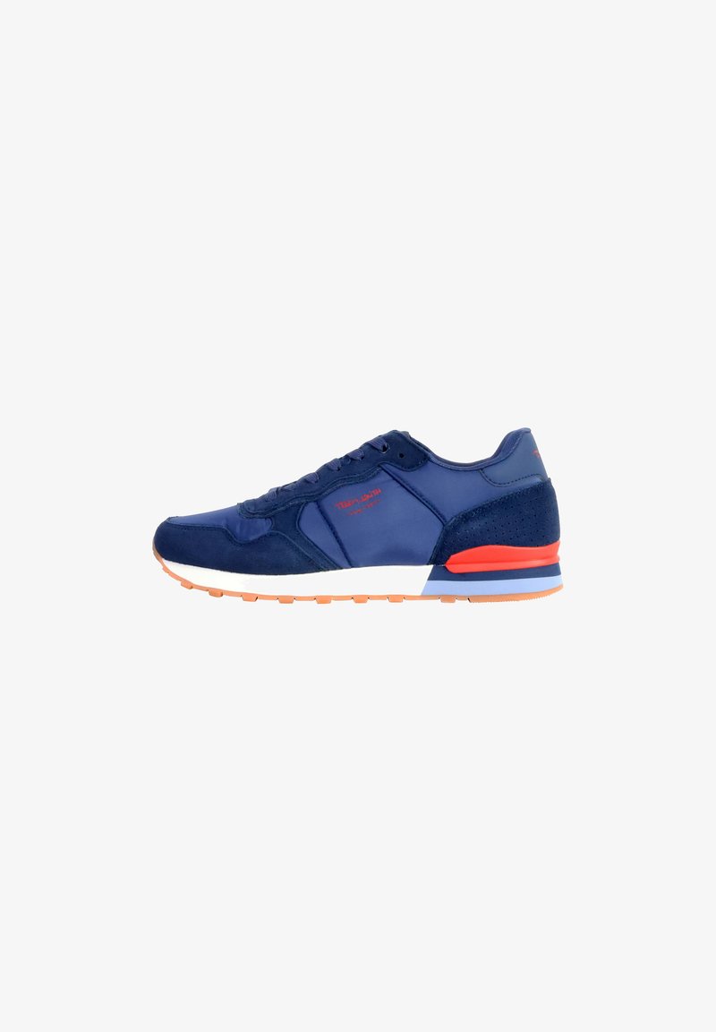 Zapatilla deportiva azul marino con cuero ecologico texturizado y material sintético suave, con acentos en naranja y una suela blanca. Solo vista lateral.