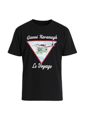 Zwarte katoen t-shirt met een grafisch ontwerp van een vliegtuig binnen een driehoek met rode rand, en de tekst "Gianni Kavanagh Le Voyage".
