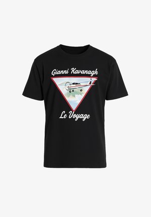 Crna pamučna majica s grafičkim dizajnom koji prikazuje avion unutar trokuta s crvenim obrubom, te natpisom "Gianni Kavanagh Le Voyage".