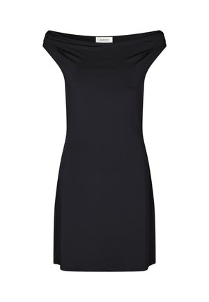 Čierne šaty bez ramienok vyrobené z hladkej látky, s priliehavým korzetom a rozšírenou sukňou po kolená. Bez viditeľných vzorov alebo kovových prvkov.