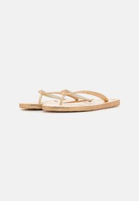 Guldflip-flops med en texturerad fotbädd, utrustade med transparenta remmar och en diskret logotypdetalj. Designade för avslappnad användning.
