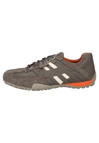 Szare zamszowe buty sportowe z białymi paskami, siateczkowymi detalami i pomarańczowymi akcentami. Posiadają gumową podeszwę i sznurowany design.