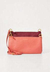 Růžová a vínová kožená kabelka přes rameno s texturovaným povrchem, vybavená zlatými kovovými detaily a nastavitelným popruhem. Čistý, minimalistický design.