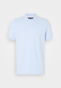 Polo manches courtes bleu clair avec col et deux boutons, design uni sur fond neutre.