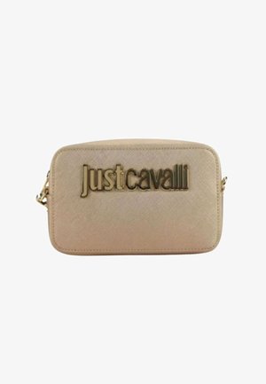 Borsa rettangolare beige con lettering dorato "Just Cavalli" sul davanti. Realizzata in materiale testurizzato, presenta una tracolla a catena e una chiusura con zip.