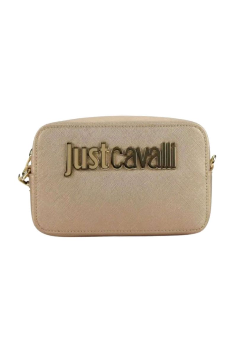 Borsa rettangolare beige con lettering dorato "Just Cavalli" sul davanti. Realizzata in materiale testurizzato, presenta una tracolla a catena e una chiusura con zip.
