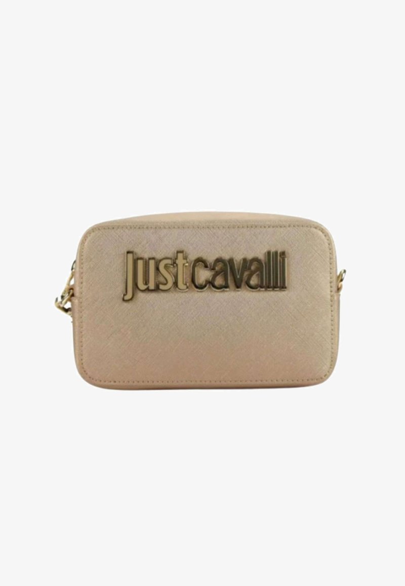 Borsa rettangolare beige con lettering dorato "Just Cavalli" sul davanti. Realizzata in materiale testurizzato, presenta una tracolla a catena e una chiusura con zip.