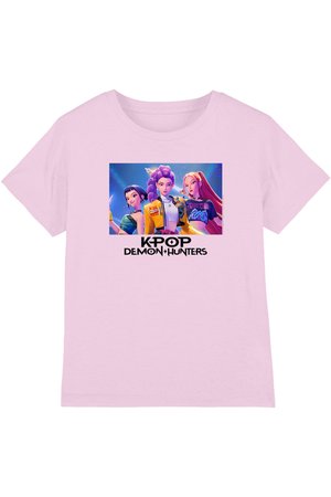 Hellrosa T-Shirt mit drei animierten weiblichen Figuren aus K-pop Demon Hunters, die auffällige bunte Outfits tragen, und einem Logo darunter.