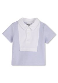 Πόλο μπλούζα με κοντά μανίκια, με ανάγλυφο ανοιχτό μπλε σώμα και λευκό γιακά· τρεις κουμπιά στη λαιμόκοψη και λεπτομέρεια λογότυπου στο στήθος.