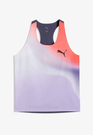 Sports tanktop med racerback-design, der har en gradient fra koral til lys lilla og en sort Puma-logo på brystet.