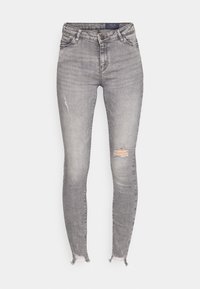 Jeans ajustados en denim gris deslavado, con un desgastado rasguño en la rodilla, dobladillo deshilachado y diseño clásico de cinco bolsillos.