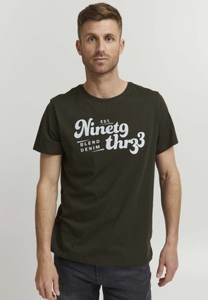 Mørkegrøn bomulds t-shirt med et stort hvidt grafisk tekstdesign. Korte ærmer og rund halsudskæring, med en glat tekstur.