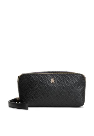 Schwarze strukturierte rechteckige Handgelenktasche mit goldenem Reißverschluss und goldenem Doppel-T-Logo auf der Vorderseite.