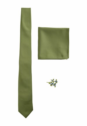 Olivgrüne Krawatte mit passendem Einstecktuch und einer kleinen blauen Blumen-Anstecknadel auf weißem Hintergrund.