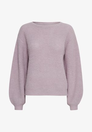 Svijetloplavom pletenom puloveru s rebrastom teksturom, okruglim izrezom i balon rukavima. Ima ležeran kroj i rebrasti rub.