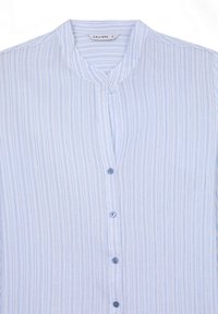 Camicia a righe blu chiaro con colletto alla mandarino, caratterizzata da linee verticali, chiusura con bottoni e una sottile texture.