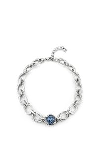 Collar de cadena plateada con centro de piedra preciosa azul octogonal. Presenta eslabones entrelazados y un cierre seguro para abrochar.