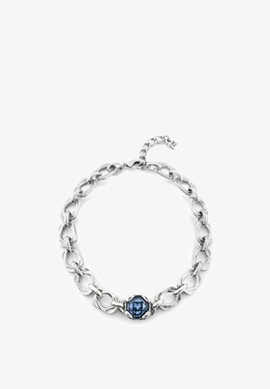 Collar de cadena plateada con centro de piedra preciosa azul octogonal. Presenta eslabones entrelazados y un cierre seguro para abrochar.