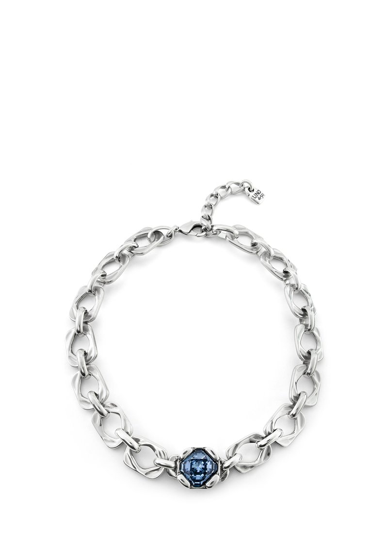 Collar de cadena plateada con centro de piedra preciosa azul octogonal. Presenta eslabones entrelazados y un cierre seguro para abrochar.