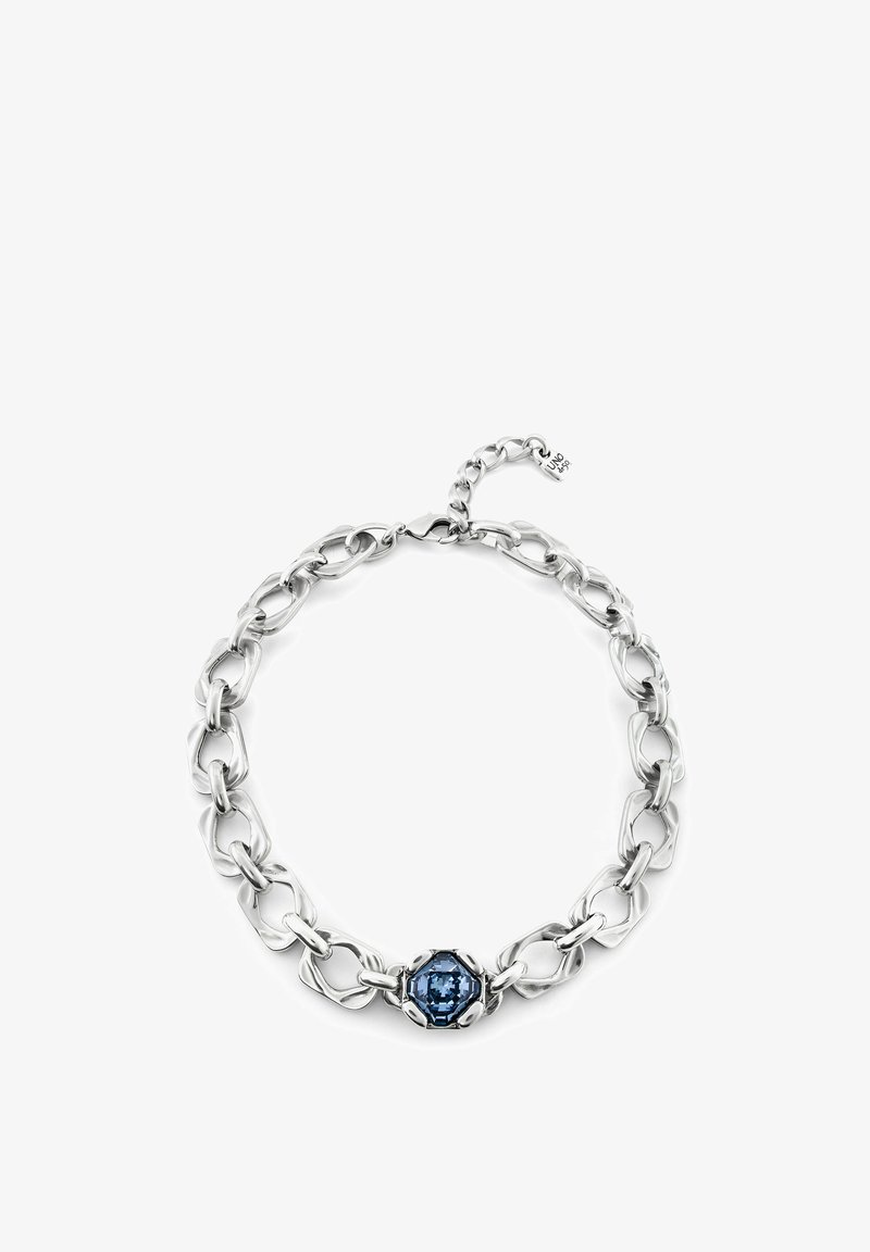 Collar de cadena plateada con centro de piedra preciosa azul octogonal. Presenta eslabones entrelazados y un cierre seguro para abrochar.