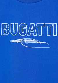 T-shirt in cotone blu con il testo ricamato bianco "BUGATTI" e un design semplificato di un'auto sotto il testo.