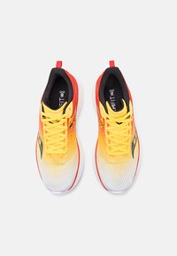 Saucony RIDE 17 - Hardloopschoenen voor op de weg - white/vizigold