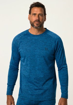 Langsloven shirt in gestructureerde blauwe stof met een subtiel heatherpatroon. Heeft een ronde halslijn en een klein logo op de borst.