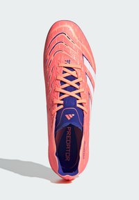 Scarpini da calcio di un brillante colore rosa con tomaia testurizzata, strisce bianche, accenti viola e un colletto imbottito. Design leggero per prestazioni elevate.