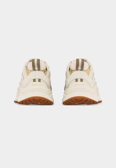 Ζευγάρι ανοιχτόχρωμων αθλητικών παπουτσιών Bally με καφέ λεπτομέρειες, ύφασμα από δίχτυ και υφή στη σόλα από καουτσούκ, εμφανιζόμενα από πίσω σε απλό φόντο.