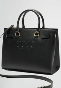 Borsa a tracolla sintetica nera con trama testurizzata, manici doppi, dettagli in hardware dorato, logo impresso e tracolla rimovibile.