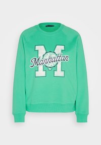 Sudadera verde con una gran "M" blanca y el texto "Manhattan" en el pecho, con un sello que dice "ATH. DEPT."